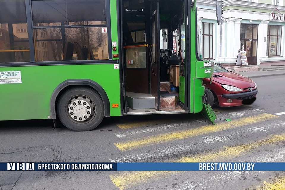 ВОдитель иномарки не уступил доргу городскому автобусу на перекрестке. Фото: ГАИ Брест.