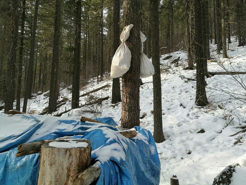 Вот в таких мешках хранят продукты. Фото Мергена Монгуша