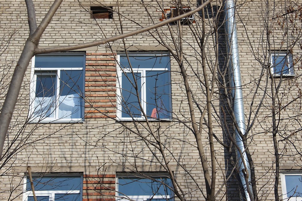 Вместо занавесок пациенты используют постельные принадлежности Фото: Милана СОКОЛ