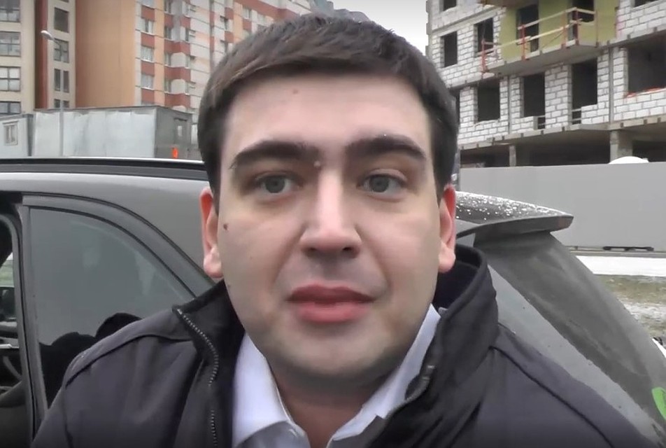 Добровольский не стал объяснять свою форму и удостоверение Фото: ГУ МВД по СПб и ЛО