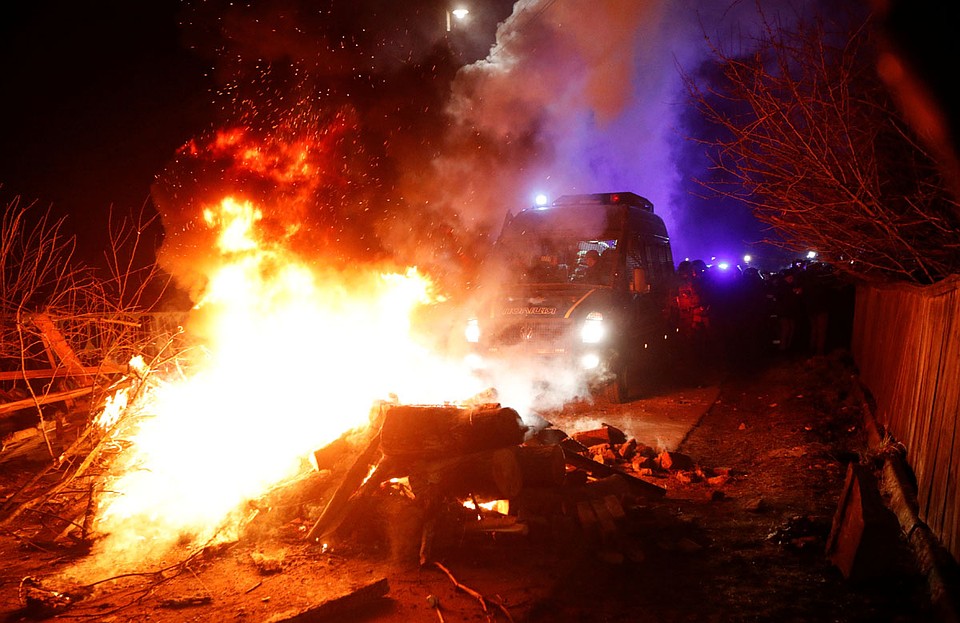 Так встречали эвакуированных из Китая украинцев свои же земляки под Полтавой. Фото: REUTERS