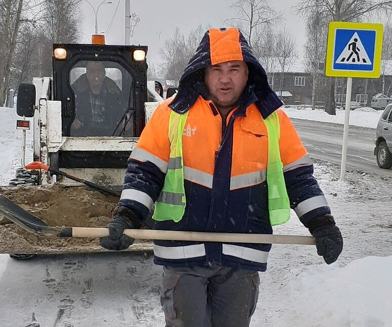 Михаил Ференц переехал из Челябинской области в ХМАО и трудится там дорожным рабочим. Фото ил личного архива героя материала.