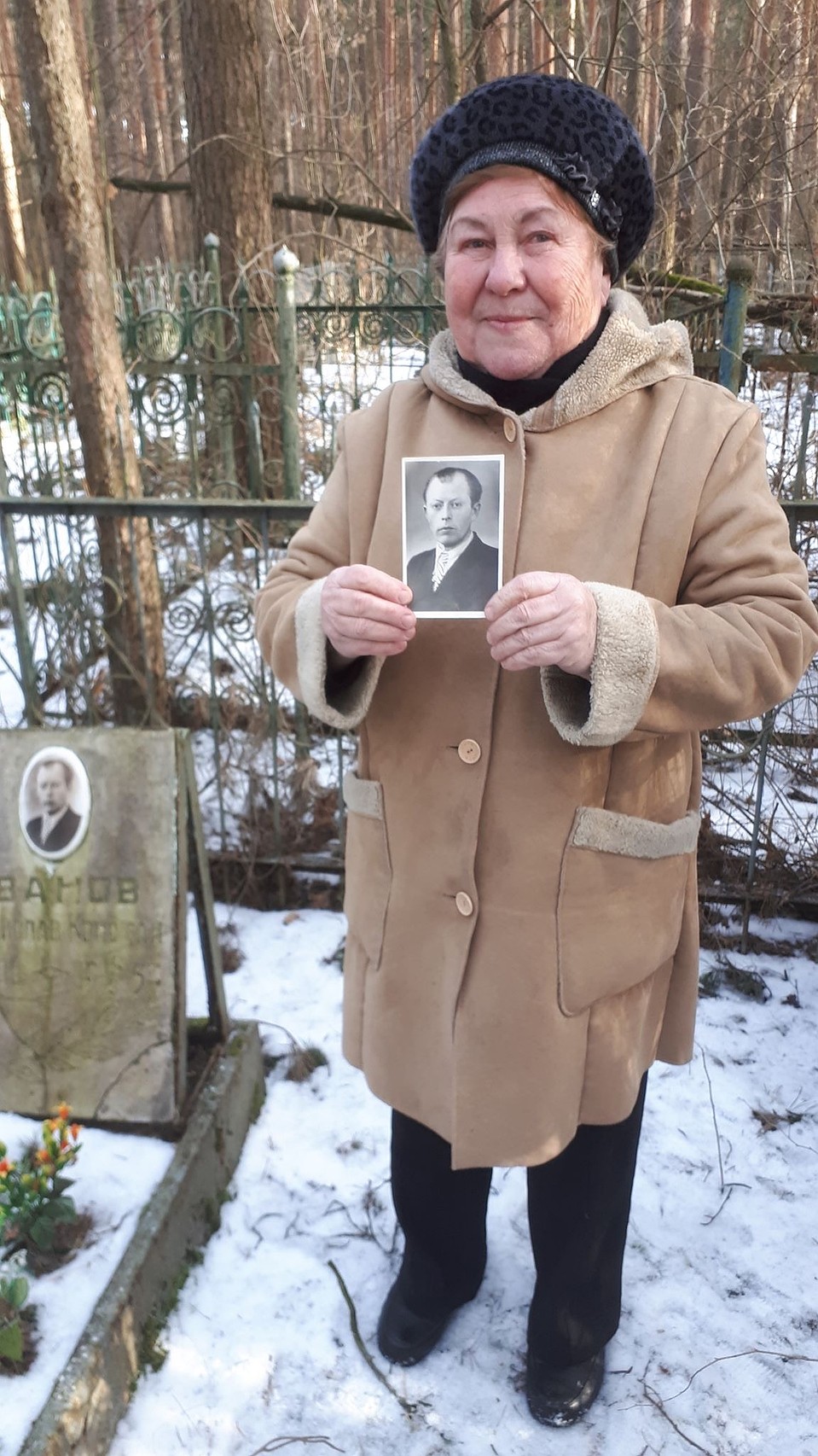 Дочь ветерана Маргарита Иванова на могиле отца. Фото: Владимир Левицкий/