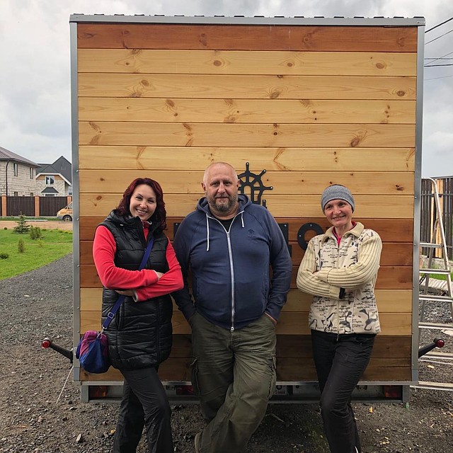 Владимир Федоров у своего мобильного дома. Фото tiny-house.me