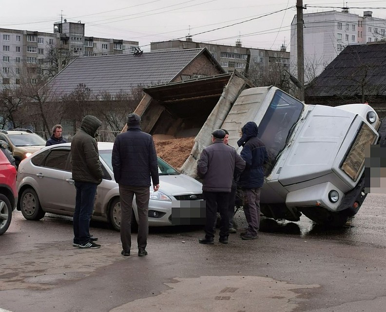 ДТП на улице Красина Фото:vk.com/"Подслушано у водителей. Тверь"/Константин Мясников
