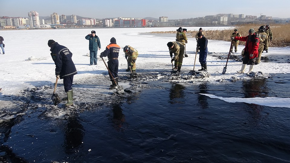 Полторы сотни человек занимаются устранением последствий утечки. Фото: пресс-служба правительства Приморского края