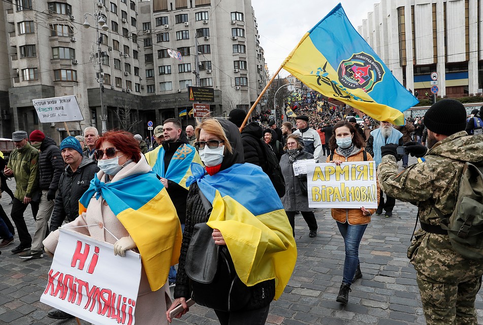 Демонстранты призывают продолжить войну на Донбассе Фото: REUTERS