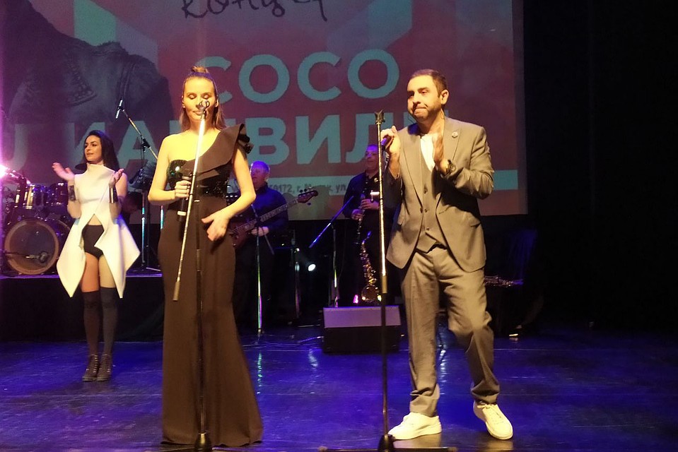 Вместе с сыном Леваном певец исполнил одну из самых пронзительных песен - "Помолимся за родителей"" Фото: Виктор ПАЖИТОК