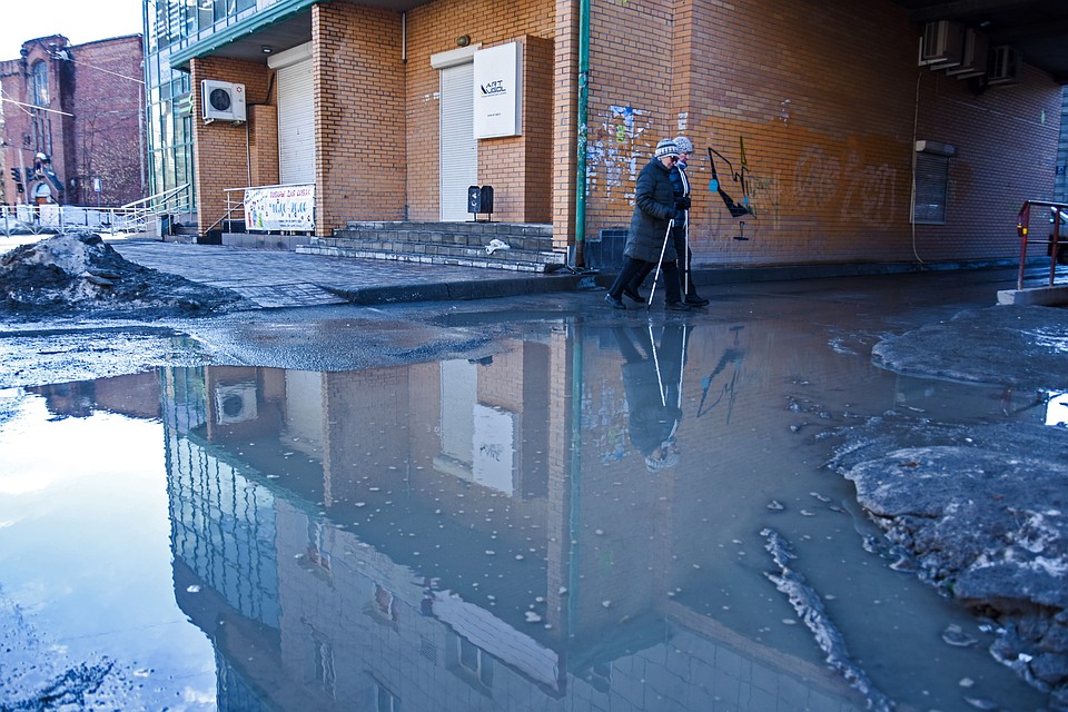 Кое-где образовались целые озера. Фото: Алена МАРТЫНОВА
