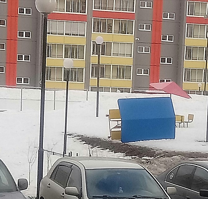 Качества крепежа элементов детской площадки оставляет желать лучшего