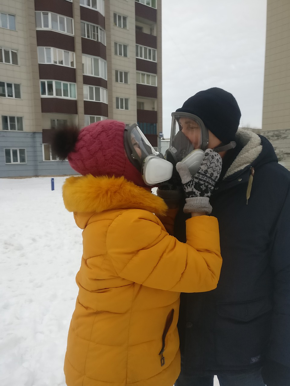 Дышать в таких масках сложнее. Зато на душе спокойнее. Фото: Галина ЮША.