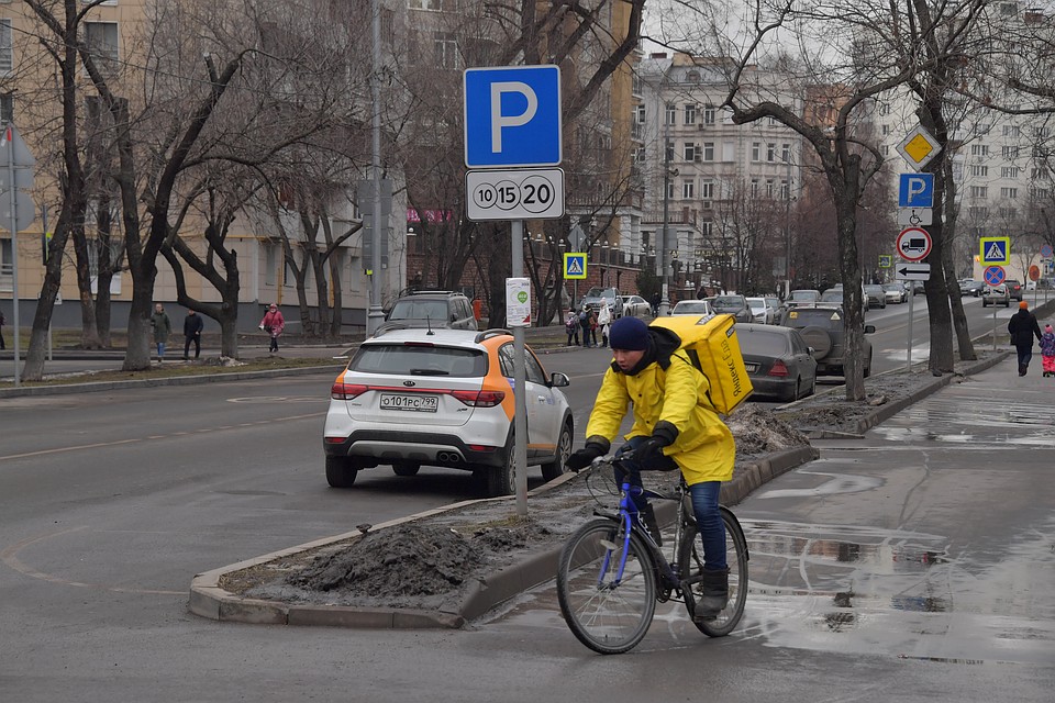 На дом можно заказать еду практически из любого ресторана. Фото: Владимир ВЕЛЕНГУРИН