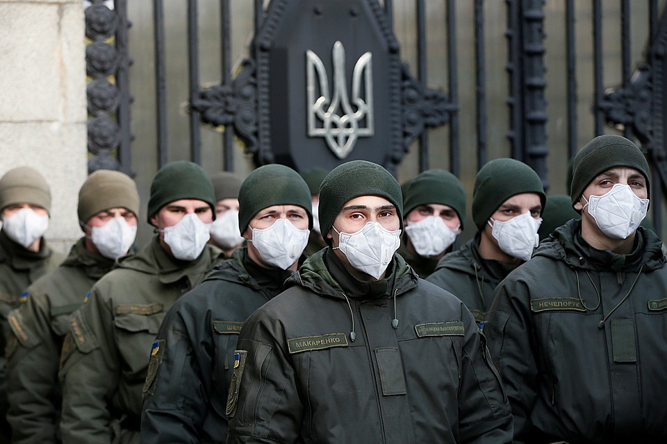Даже коронавирус не примиряет пока тут людей с разными политическими взглядами Фото: REUTERS