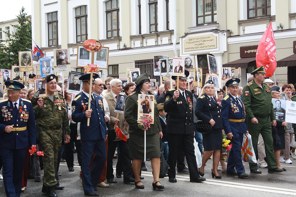Шествие "Бессмертного пока" по Гражданскому проспекту. Фото: Ирина ТАРАСОВА