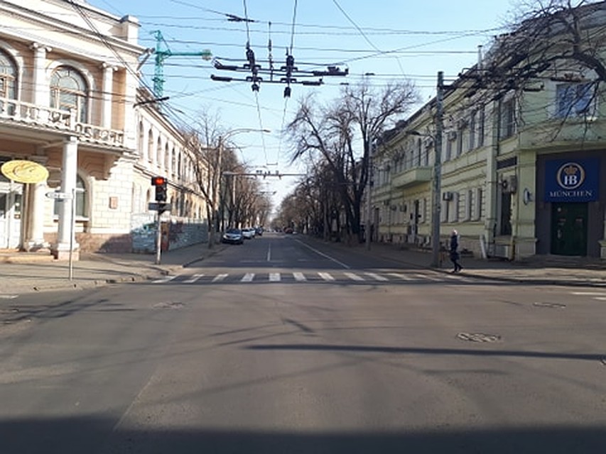 Приятно прогуляться по пустому городу. Фото: Леонид РЯБКОВ