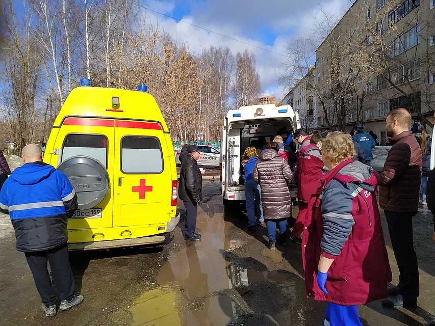Пострадавших троих увезли на "скорой". Фото: Андрей МАТЛИН