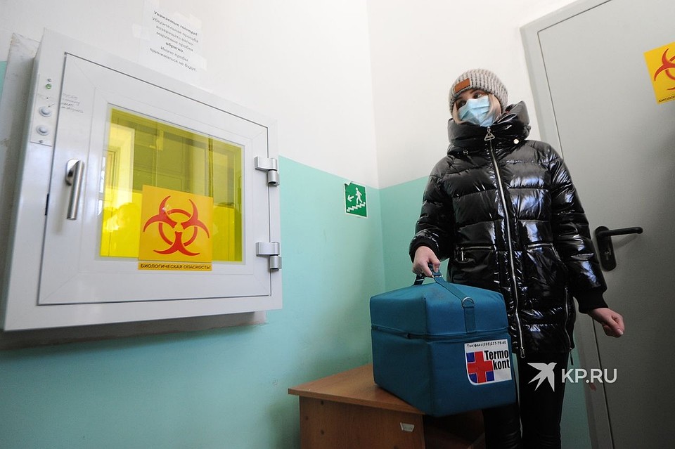 Шлюз, через который передаются в лабораторию образцы пациентов, обеззараживает контейнеры с ними ультрафиолетом. Фото: Алексей БУЛАТОВ