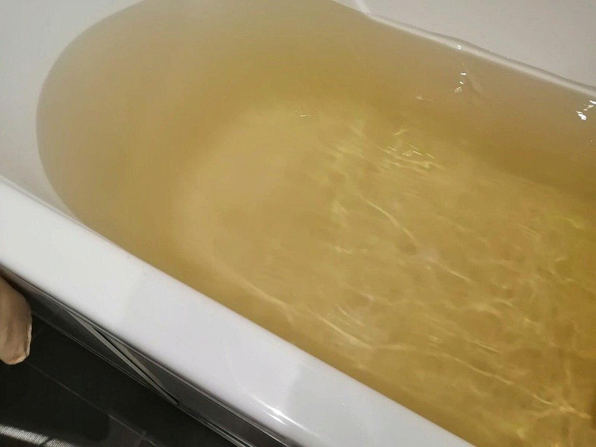 Вода в Летном городке имеет желтый оттенок