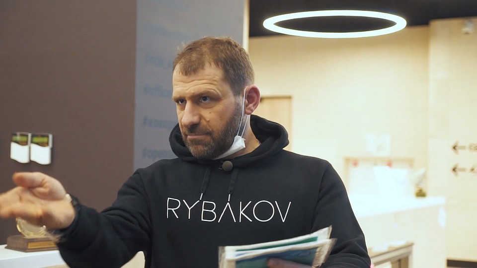 Бесплатную раздачу медицинских масок в Москве начал миллиардер Игорь Рыбаков.