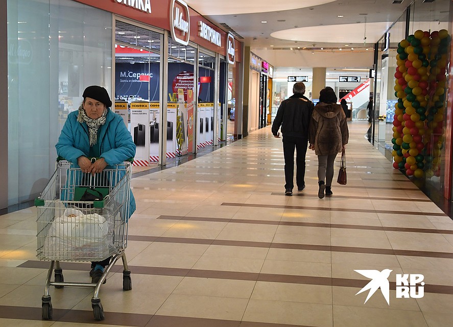 В торговых центрах Москвы сейчас немноголюдно. Фото: Михаил ФРОЛОВ