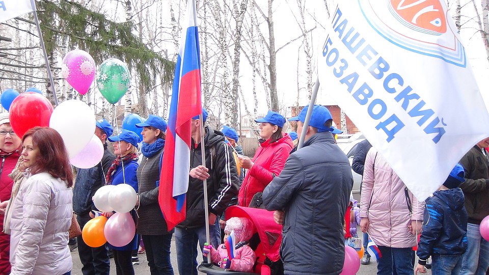 Завод – как одна семья. На первомайской демонстрации в Колпашево Фото: из открытых источников