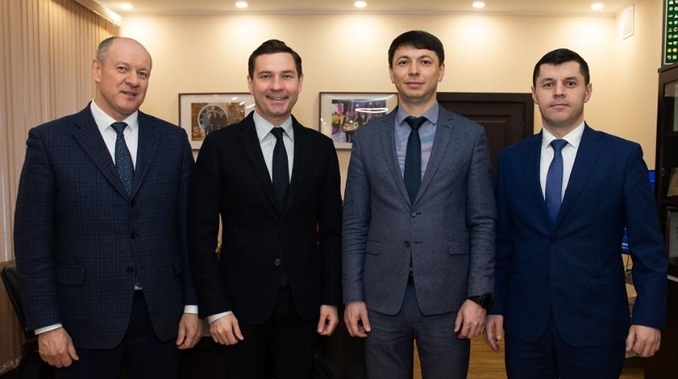 Ильдар Садриев второй справа.