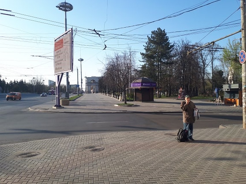 Мужчина пытается продать никому не нужный старый мобильник. Фото: Леонид РЯБКОВ