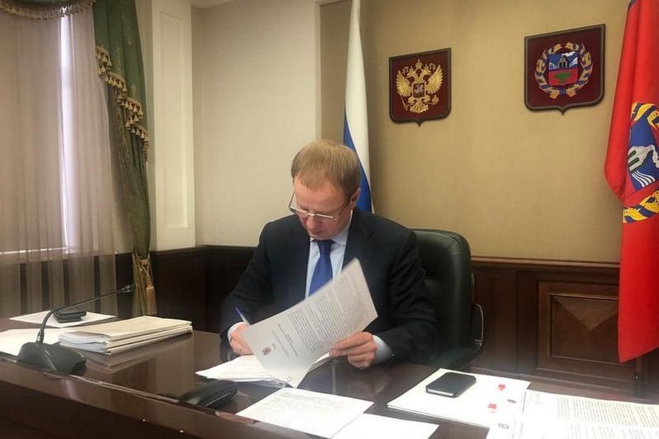 Виктор Томенко подписывает изменения в указ. Фото: пресс-службы правительства Алтайского края