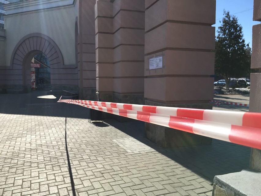 Вход в парк Гагарина закрыли лентой, но она никого не останавливает. Фото: Валентина ВАГАНОВА