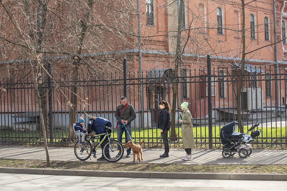 Люди выходят на прогулку в маленькими детьми. Фото: Андрей АБРАМОВ