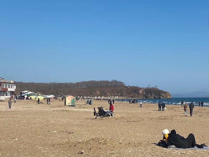 Люди с удовольствием гуляют и даже загорают. Фото: Илья КУЗНЕЦОВ.