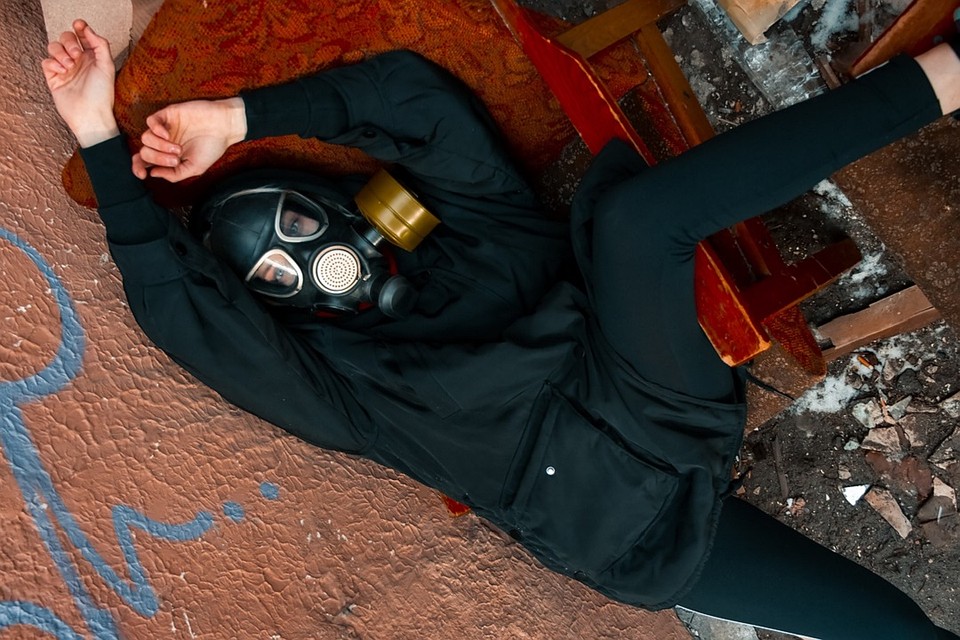 Позировала в противогазе подруга фотографа. Фото: Андрей Харчистов