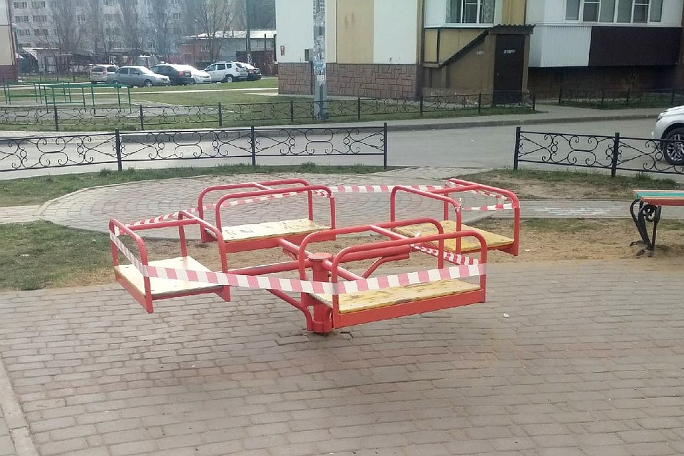 Липчанам запретили гулять на детских площадках из-за коронавируса Фото: Юлия КЛЮЕВА