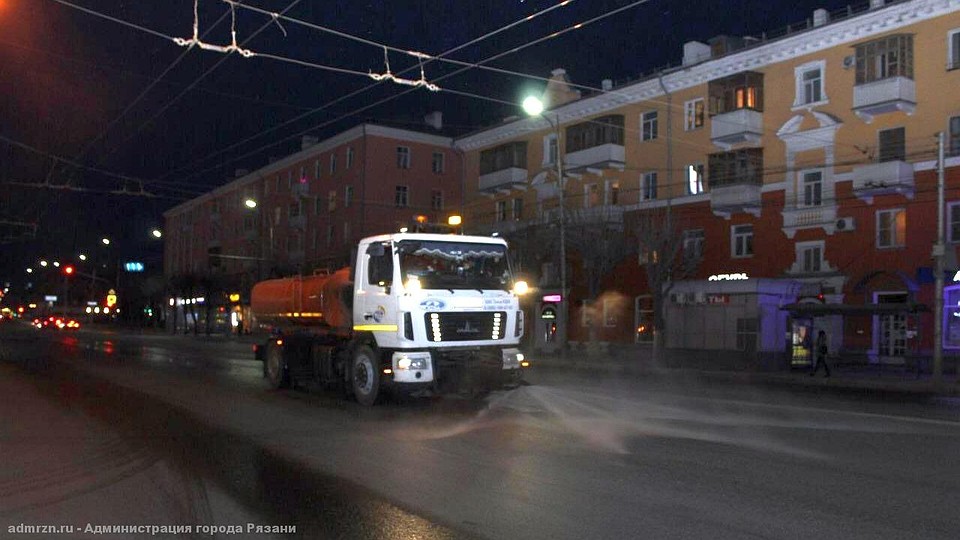 Обработка улиц началась вечером 30 марта. Фото: пресс-служба администрации Рязани.