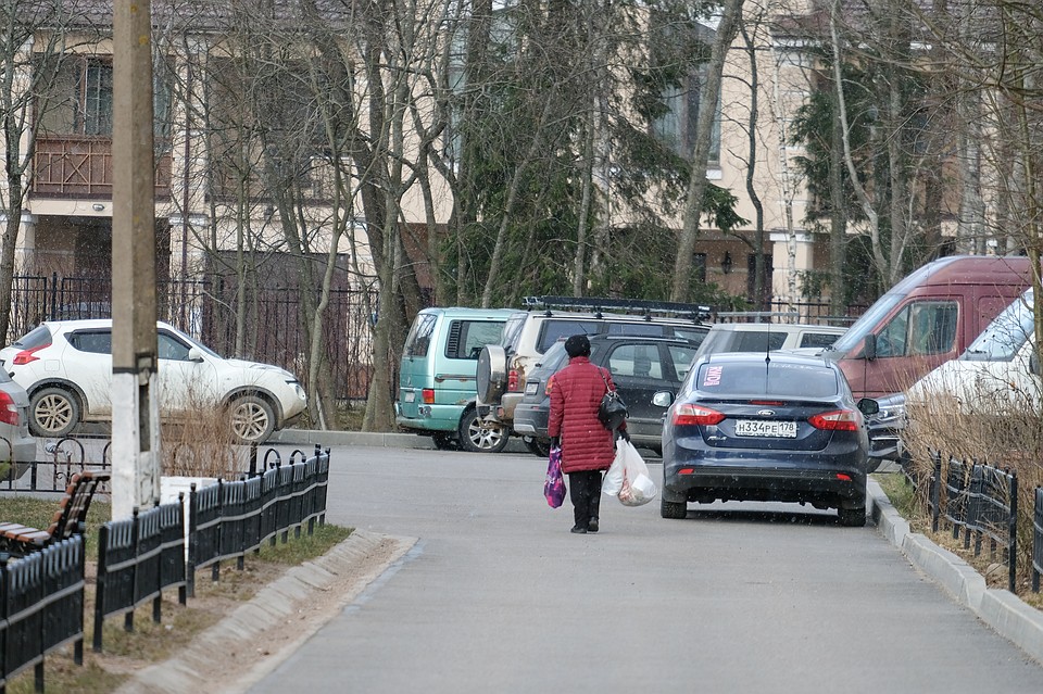 Жители поселка стараются не выходить на улицу без крайней необходимости. Фото: Артем КИЛЬКИН