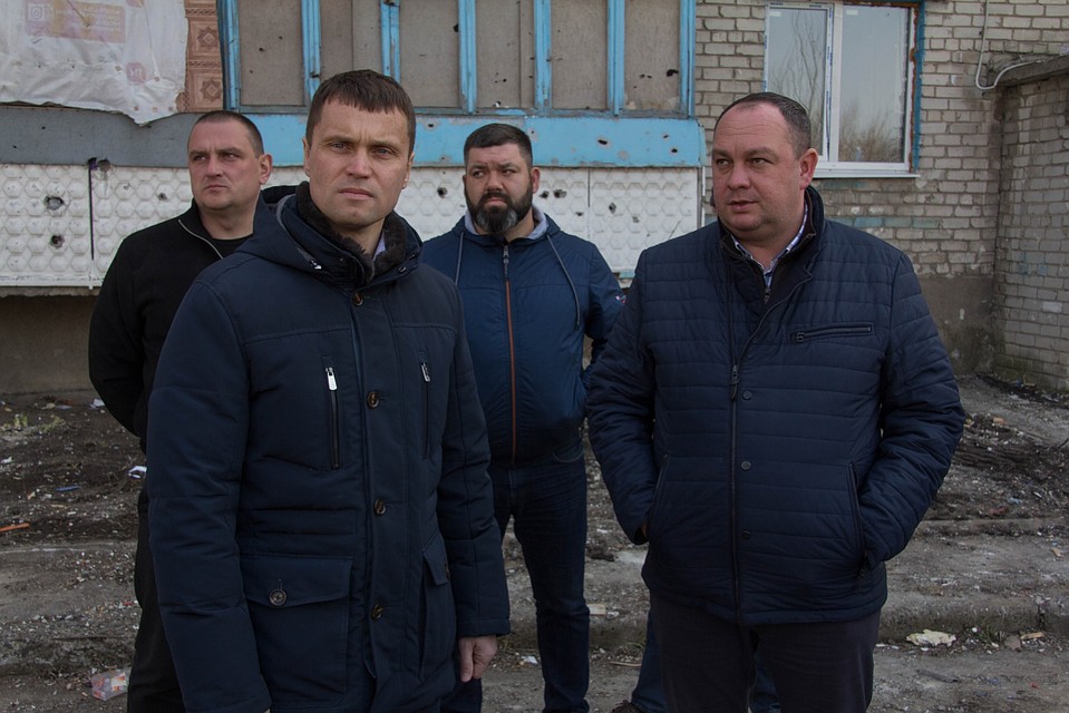 Сергей Наумец приехал на улицу Стратонавтов, чтобы лично проконтролировать восстановление Фото: Андрей ТРУБЕЦКИЙ