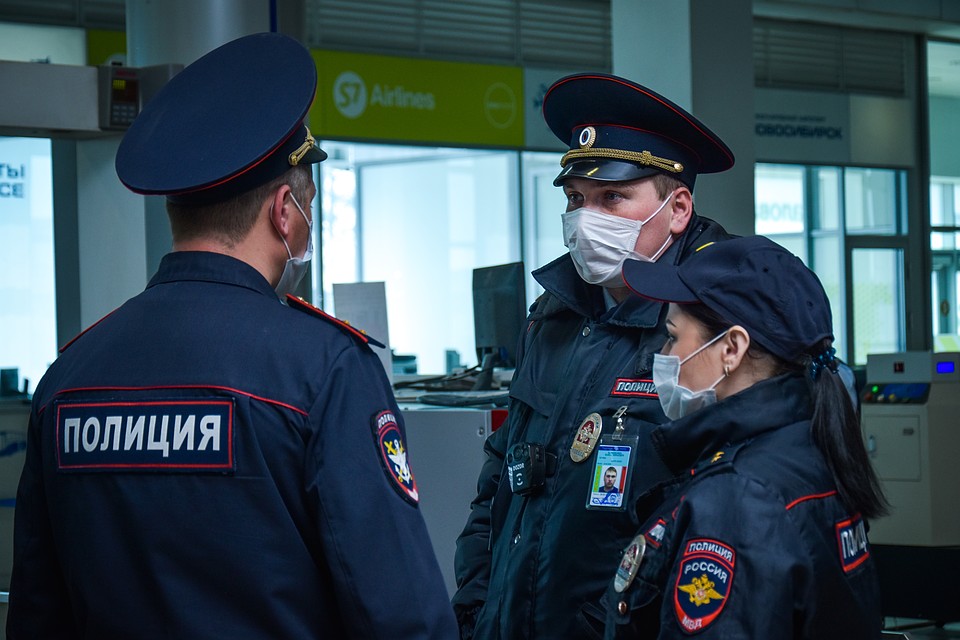 Полиция в аэропорту. Фото: Алена МАРТЫНОВА