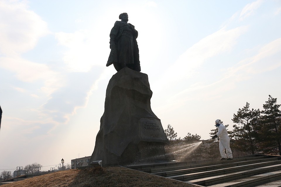 Хлоркой по коронавирусу: Привокзальную площадь в Хабаровске обработали от опасной инфекции Фото: Борис КОКУРИН