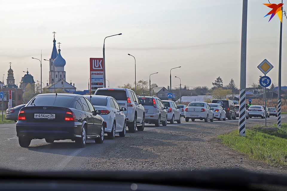 На въездах в город стоят посты ДПС. Фото: Виталий КАРНАУХ