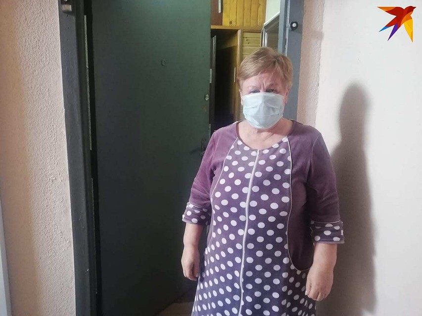 Нина Ильинична переживает, что после смерти соседки к ним не приходили медики, не брали анализы и усиленно не обеззараживают подъезд Фото: Ольга ИВАШЕНКО
