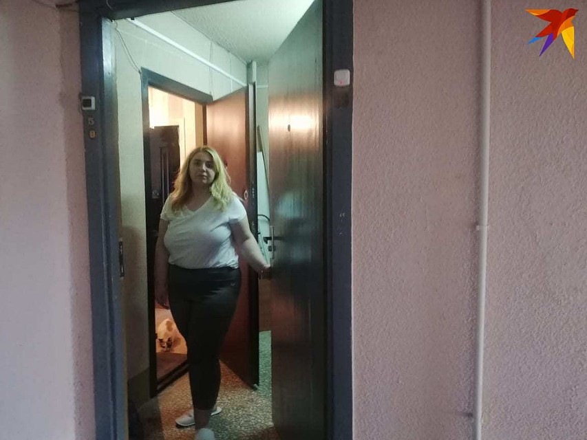 Юлия - соседка погибшей женщины. квартиры находятся на одной лестничной площадке. Женщина говорила, что медики к ним не приходили, взять тест на коронавирус не предлагали. Фото: Ольга ИВАШЕНКО