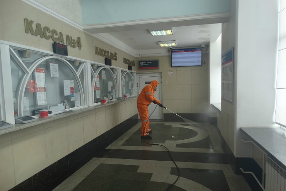 Военнослужащие Амурского спасательного центра МЧС России провели санитарную обработку здания железнодорожного вокзала Фото: ГУ МЧС России по Хабаровскому краю