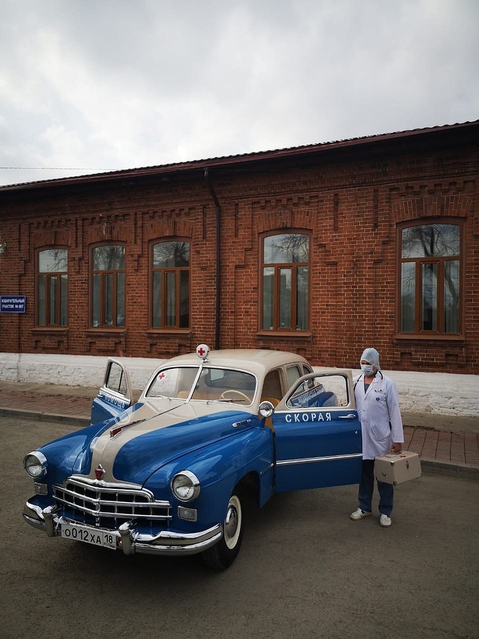 Автомобиль покрасили под стиль скорой помощи советских времен. Фото: пресс-служба Сысертской ГКБ.