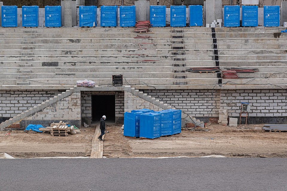 На реконструируемом стадионе «Машиностроитель» Фото: Сергей ГЕРАСИМОВ