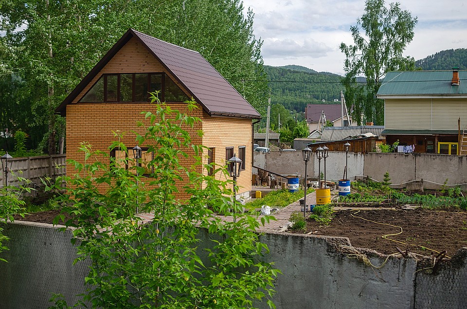 Ухоженную дачу видно со стороны Фото: ИВАНОВА Диана