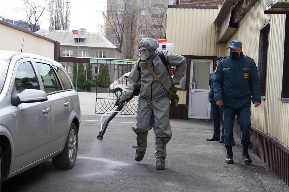 Спасатели Республики тренируются дезинфицировать транспорт, помещения и территорию Фото: Андрей ТРУБЕЦКИЙ