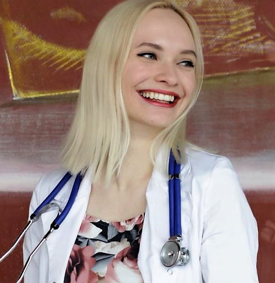 Ушла на фронт. Медсестрой. В Страстную пятницу. Моя маленькая, миленькая, наивная девочка. Вчера паковала огромный чемодан с кучей тряпок и горой косметики. Фото: Личный архив героя публикации