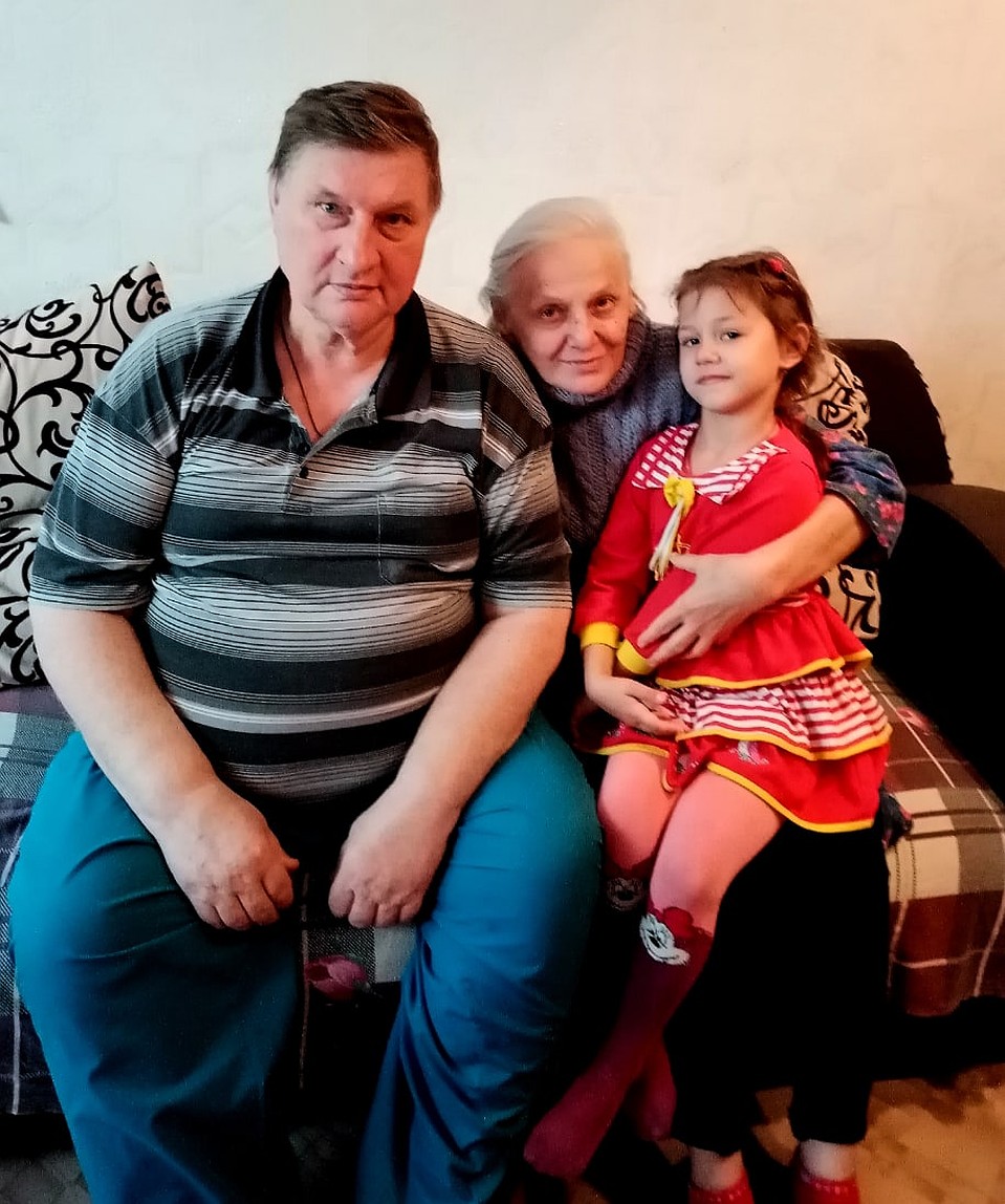 Владимир Фиошин с женой Валентиной и младшей внучкой Лизой Фото: из архива героя публикации