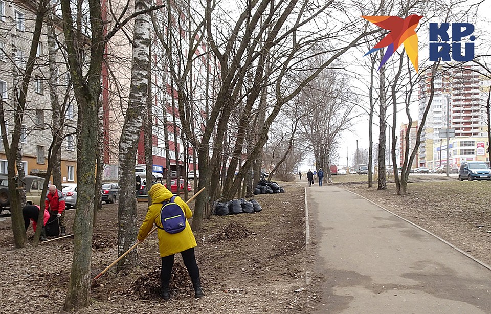 Вятские дворики убирают дворники Фото: Николай ВАРСЕГОВ