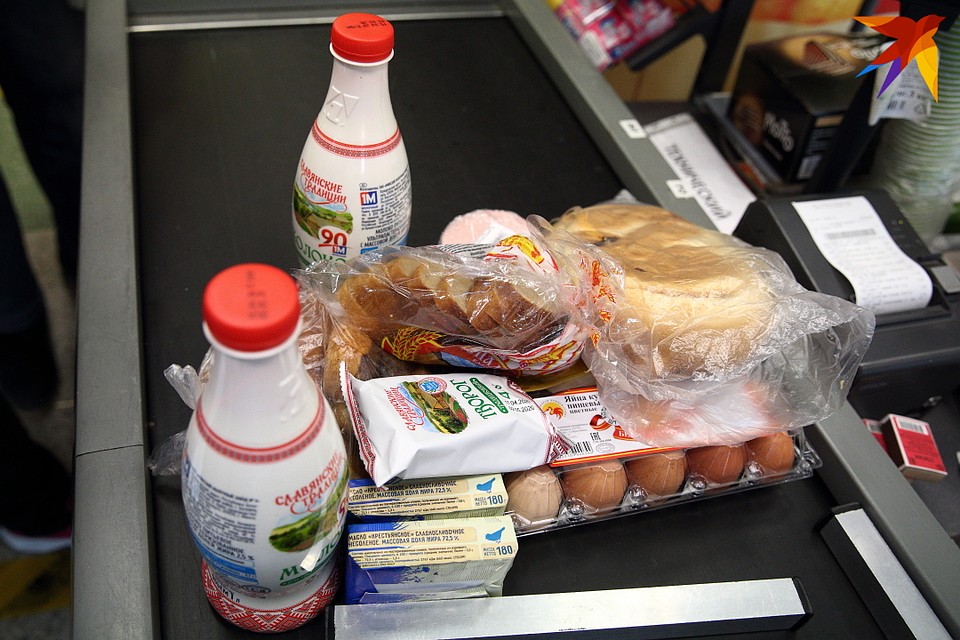 Так выглядит продуктовый набор для Анны Филипповны. Позже она скажет, что еды ей хватит на две недели и пообещает никуда не выходить Фото: Святослав ЗОРКИЙ